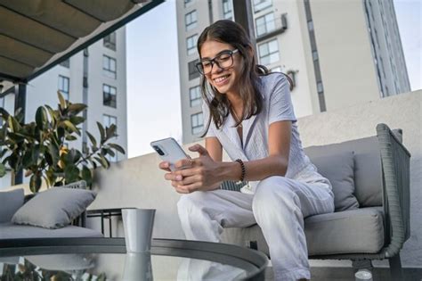 Sorrindo Jovem Latina Carregando Hist Rias Para Suas Redes Sociais Sentado No Terra O De Um