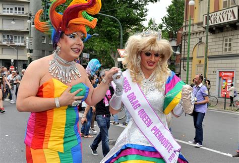 Torino In 10mila Al Gay Pride Il Corteo Aperto Dai Bambini La Repubblica