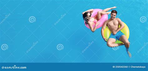 Donna In Bikini Con Un Ragazzo Che Nuota Nello Spazio Turistico Per Un Sms Disegno Fotografia