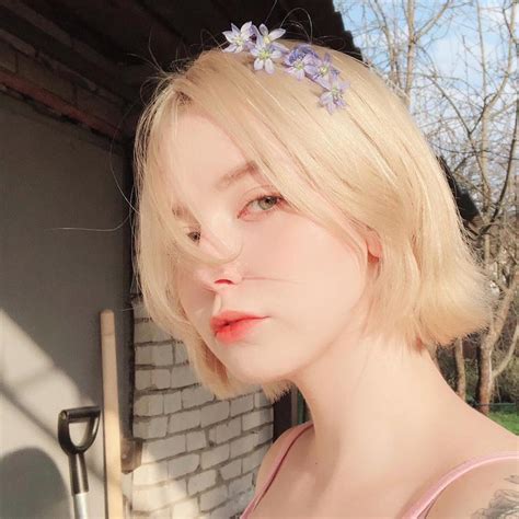 Hot girl Nga được khen đẹp trong trẻo như mối tình đầu sao