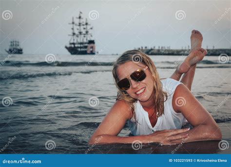 Blonde Frau Auf Dem Strand In Einem Wasser Des Meeres Stockbild Bild Von Person Leute 103221593