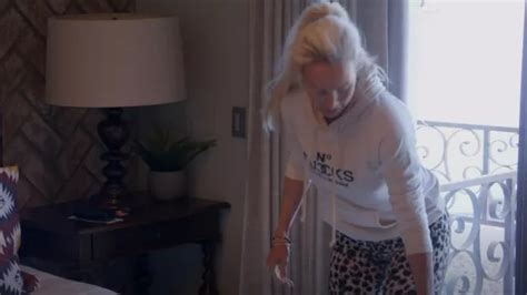 Invia Parodie Givenchy Sweat à capuche porté par Kelle Mortensen vu dans MILF Manor S E