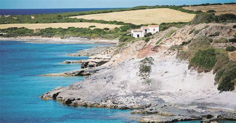 Si Tuffa In Mare E Rimane Incastrato Tra Gli Scogli Enne Muore