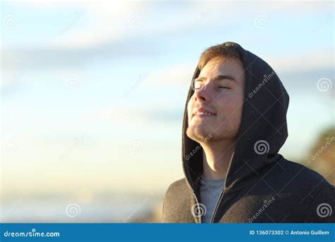 Hombre Adolescente Que Respira El Aire Fresco En La Playa Foto De