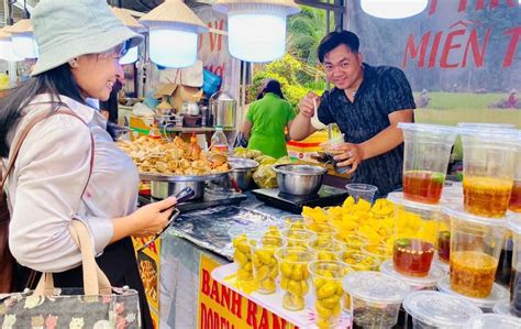 Người dân đến Thảo cầm viên Sài Gòn thưởng thức ẩm thực ba miền ...