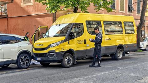 Autista Di Uno Scuolabus Ha Un Malore Al Volante E Muore Poco Prima