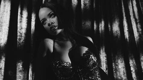 En Corset Ouvert Sur Fesses Apparentes Rihanna Donne De Sa Personne Pour Sa Marque De Lingerie