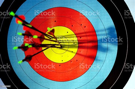 화살표 때리기 Bullseye Of 양궁 과녁 양궁에 대한 스톡 사진 및 기타 이미지 양궁 과녁 겨냥 Istock