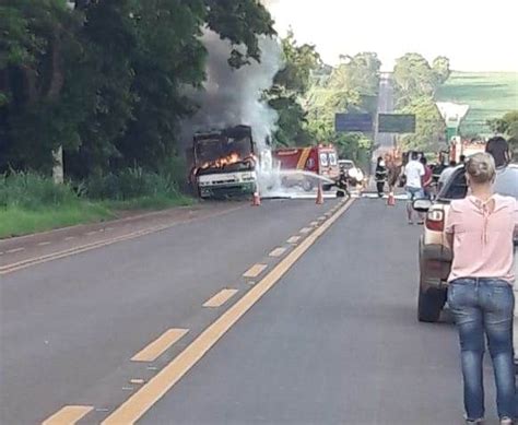 Nibus Transportando Passageiros E Mercadorias Pega Fogo S Margens Da