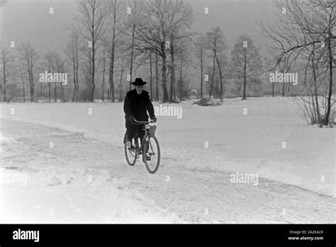 Ein Mann Fahrt Mit Dem Fahrrad Durch Den Zugeschneiten Spreewald Fotos