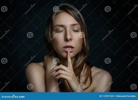 A Menina Bonita Ombros Do Nude E Cabelo Marrom De Seda Do Ouro Toca Sexualmente Em Seus