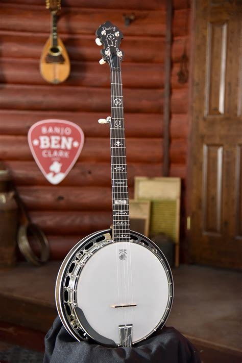 Deering Rustic Wreath 5 String Maple Bluegrass Banjo With Case Banjo