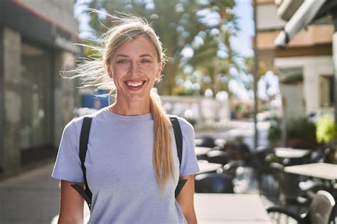 Jeune Femme Blonde Souriante Confiante Debout Dans La Rue Photo Gratuite