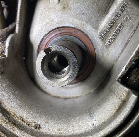 Замена сальника дубль 2 — Renault Logan (1G), 1,6 л, 2010 года ...
