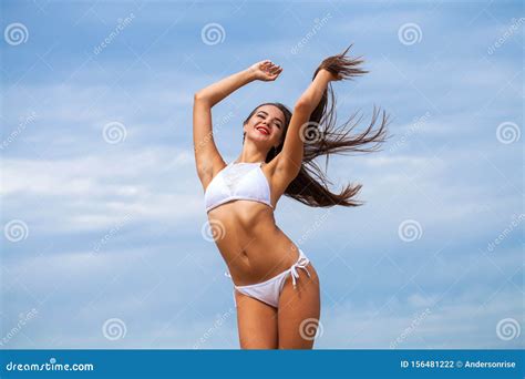 Mujer Sexy En Bikini Blanco Con Fondo Azul Foto De Archivo Imagen De