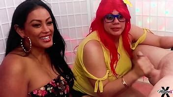 La zorra asiática Maxine X y Latina Crush acariciando la gran polla dura del tío Jack