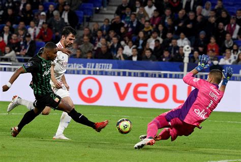 Ligue 1 Lyon S Offre Une Victoire Miraculeuse