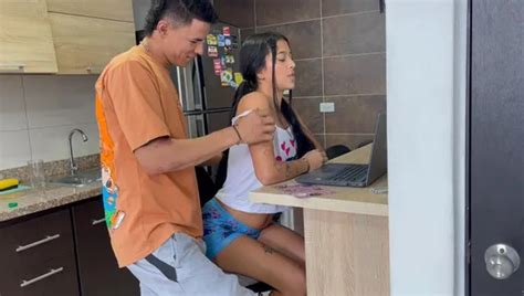 Ein Paar Latino Stiefbr Der Haben Zum Ersten Mal Sex Hinter Den Kulissen Ihrer Stiefv Ter Er