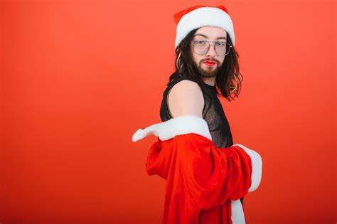Fiesta gay de año nuevo un hombre gay en un traje de santa concepto lgbt Foto Premium