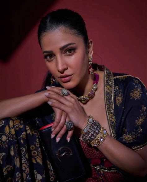 Shruti Haasan Latest Hot Pics Sexy Images HD Gallery