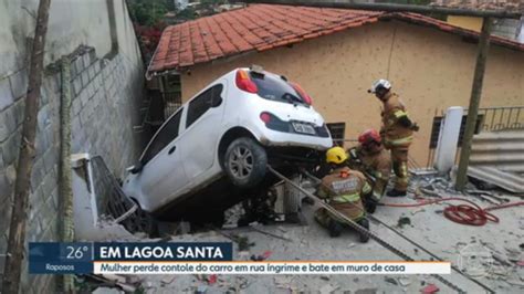 Motorista perde controle da direção e atinge muro de residência em