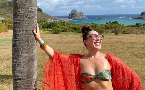 Claudia Raia Exibe Boa Forma Em Fernando De Noronha E Recebe Elogios