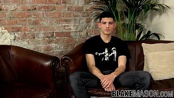 Elegante Stallone Da Solista Che Accarezza Il Suo Cazzo Grasso Con Devozione XVIDEOS