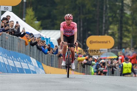 Giro DItalia 2024 Tadej Pogacar Guardo Alla Tappa Del Monte Grappa