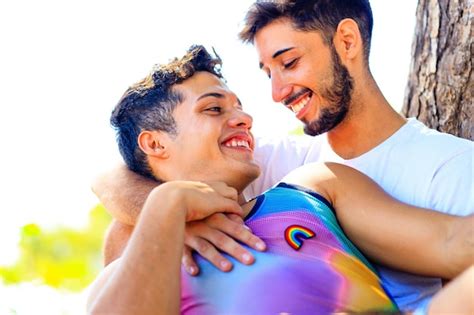 Una Pareja Gay Juntos Pasando Momentos De Felicidad En Green Park Foto Premium