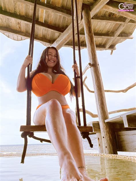 Milf Brunette Leanne Crow Shows Her Large Tits Outdoors Leanne Crow Picture