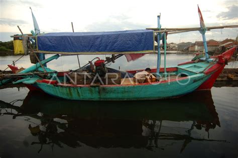 NELAYAN KAPAL KECIL TIDAK MELAUT ANTARA Foto