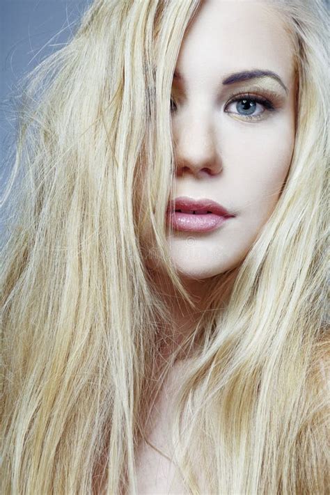 Fille Blonde Avec Un Grand Sein Et Un Decollete Profond Dans Un Sha