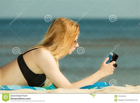 Mujer En Bikini Que Toma El Sol Y Que Se Relaja En La Playa Foto De