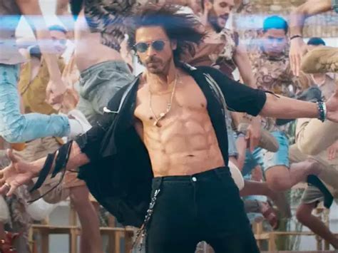 Shah Rukh Khan Gets Coaxed Into Showing Off His Abs In A Jhoome Jo