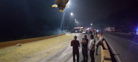 Gandola con azufre se volcó y provocó un incendio en la Autopista