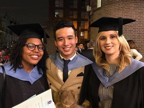 Thầy giáo hot boy nói tiếng Anh như người bản địa được mẹ truyền cảm hứng học