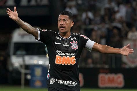 Jogador do Corinthians Ralf se envolve em acidente automobilístico