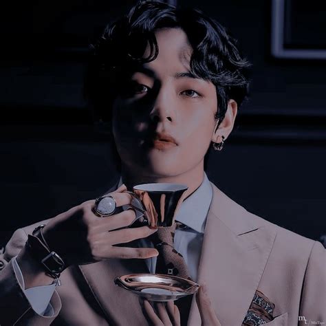 𝑻𝒂𝒆𝒉𝒚𝒖𝒏𝒈 𝑩𝑻𝑺 𝑽 In 2020 Taehyung Hot Dark Aesthetic Taehyung