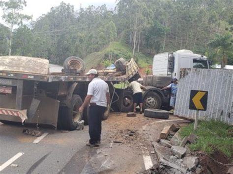 Bloco cai na pista após carreta perder o controle na ES 164 Folha do ES