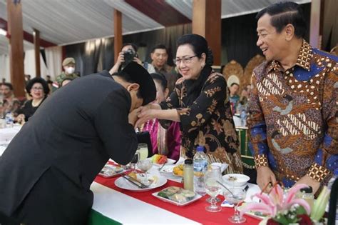 Momen Haru Prabowo Subianto Cium Tangan Istri Wismoyo Arismunandar