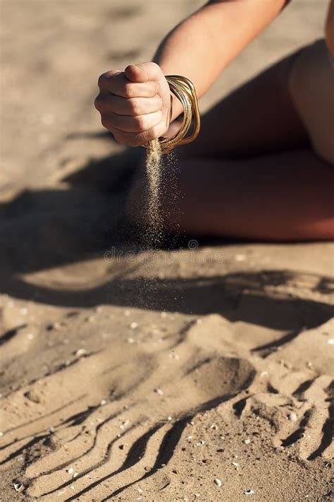 Portret Van Vrij Jonge Dame In Witte Bikini Stock Foto Image Of Positief Volwassen