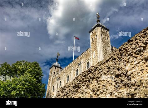 The iconic White Tower of the Tower of London. Built by William the ...