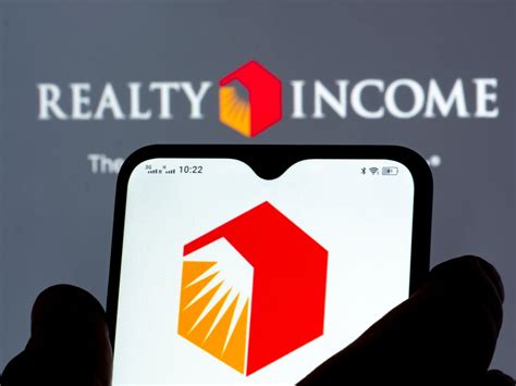 Realty Income Stock Analyst Estimates Ratings