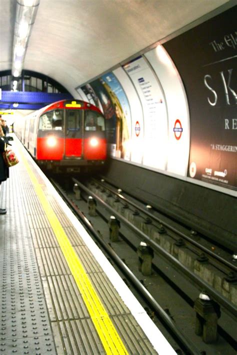 Tube Station For Buckingham Palace - Rectangle Circle