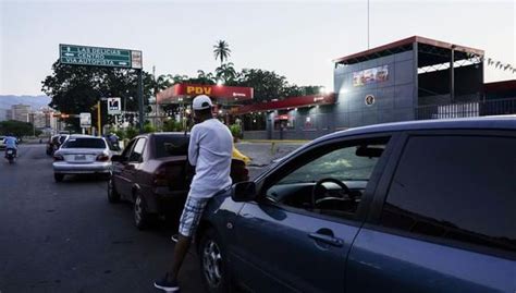 Venezuela PDVSA Vuelven Las Largas Filas Para Cargar Gasolina Ante