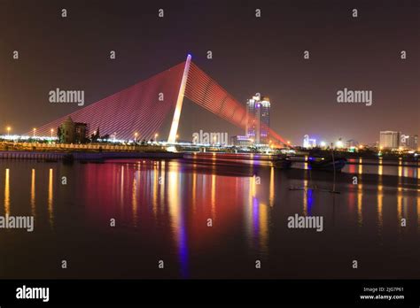 Puente Tran Thi Ly en Danang Vietnam El puente del río Han en Danang