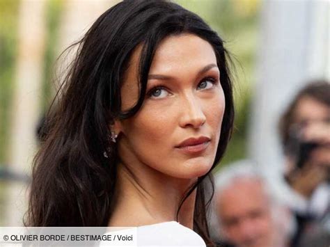 Bella Hadid métamorphosée blonde et sourcils décolorés le top ressemble étrangement à Miranda