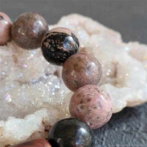 Браслет из натуральных камней родонит бусина ДЗИ Гуань Инь – заказать ...