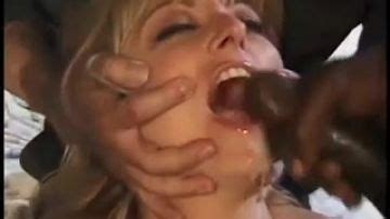 Blonde dicke schöne Frau in interrassischen Dreier PORNDROIDS