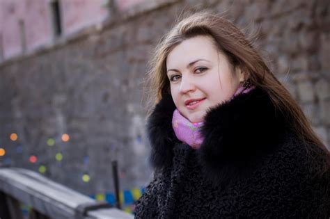 Premium Photo Beautiful Brunette Woman In A Fur Coat At The Street